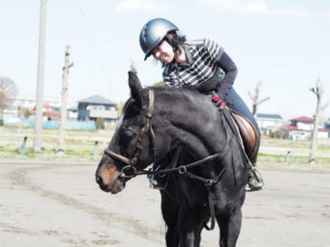 平塚乗馬クラブの馬に乗る女性