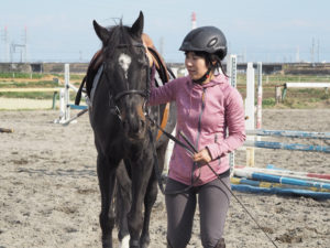 平塚乗馬クラブの馬をなでる女性