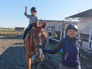 平塚乗馬クラブ馬にのる子供